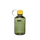 De Nalgene Drinkfles Smalle Opening Groen Freesia 500 ml is een groene, BPA-vrije fles met een doorzichtige behuizing, een gele schroefdop, een witte draaglus en witte maatstreepjes tot 500 ml op de zijkant.
