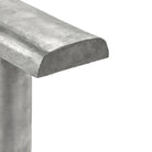 Een close-up van de Serax Fck Tafellamp Staal Grijs van Serax, met de nadruk op de metalen T-vorm, het gestructureerde stalen oppervlak en het minimale, op Brutalist geïnspireerde ontwerp.
