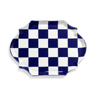 Het Serax Wouters & Hendrix Fête Des Bêtes Dienblad Blauw Wit is een rechthoekig dienblad met geschulpte randen, met een gedurfd blauw-wit dambordpatroon op een witte achtergrond.