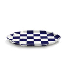 Het Serax Wouters & Hendrix Fête Des Bêtes Dienblad Blauw Wit is een rechthoekig dienblad van keramiek met golvende randen en een opvallend marineblauw en wit dambordpatroon, rustend op een witte achtergrond.