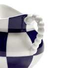 Close-up van het Serax Wouters & Hendrix Fête Des Bêtes Melkkannetje Blauw Wit, met een kralenhandvat en een vet blauw-wit dambordpatroon op een witte achtergrond.