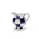 Het Serax Wouters & Hendrix Fête Des Bêtes Melkkannetje Blauw Wit heeft een ronde keramieken behuizing, een geschulpte handgreep en een blauw-wit geruit ontwerp, geïnspireerd op de speelse stijl van Wouters & Hendrix voor Serax.