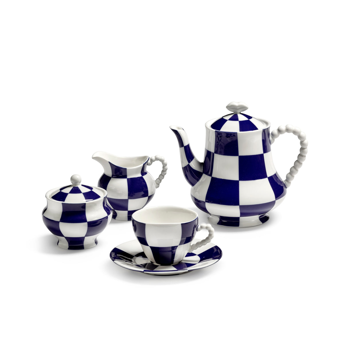 De Serax Wouters & Hendrix Fête Des Bêtes Koffiekop + Schotel Blauw Wit is een blauw-witte keramische koffiekop met schotel in een dambordpatroon, geïnspireerd op de kenmerkende stijl van Wouters & Hendrix voor Serax.