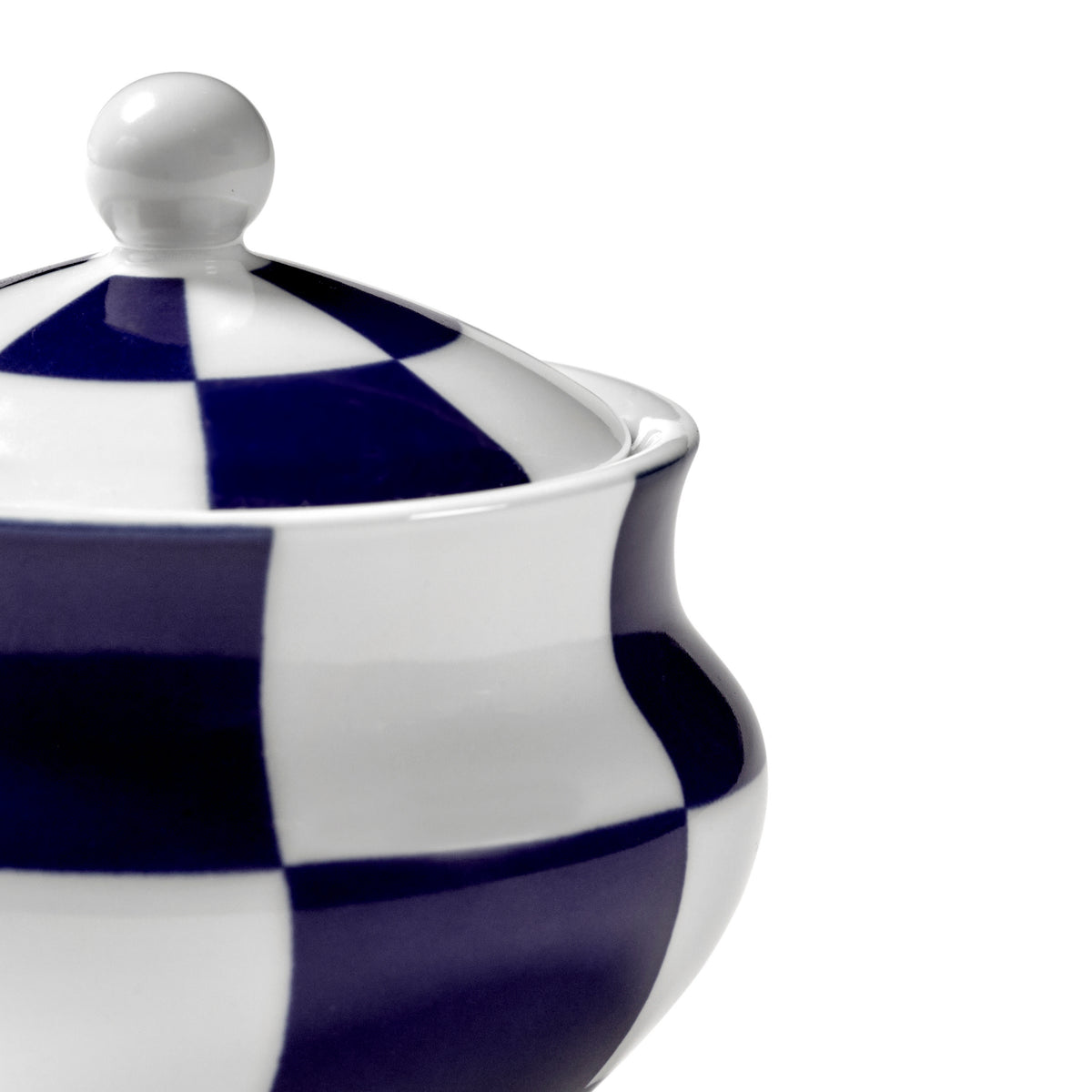 De Serax Wouters & Hendrix Fête Des Bêtes Suikerpot Blauw Wit is een porseleinen suikerpot met deksel, voorzien van een gedurfd blauw-wit dambordpatroon. Slechts een deel van de Serax pot en deksel is afgebeeld tegen een witte achtergrond.