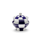 De Serax Wouters & Hendrix Fête Des Bêtes Suikerpot Blauw Wit is een keramische suikerpot met deksel, voorzien van een gedurfd blauw-wit geblokt patroon en ronde knop.