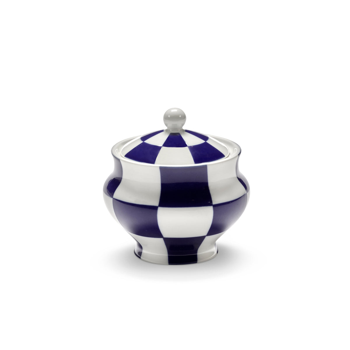De Serax Wouters & Hendrix Fête Des Bêtes Suikerpot Blauw Wit is een keramische suikerpot met deksel, voorzien van een gedurfd blauw-wit geblokt patroon en ronde knop.
