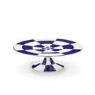 De Serax Wouters & Hendrix Fête Des Bêtes Taartschaal Blauw Wit is een porseleinen taartstandaard met een blauw-wit geblokt ontwerp en brede sokkel, die een elegante manier biedt om uw taarten uit te stallen.