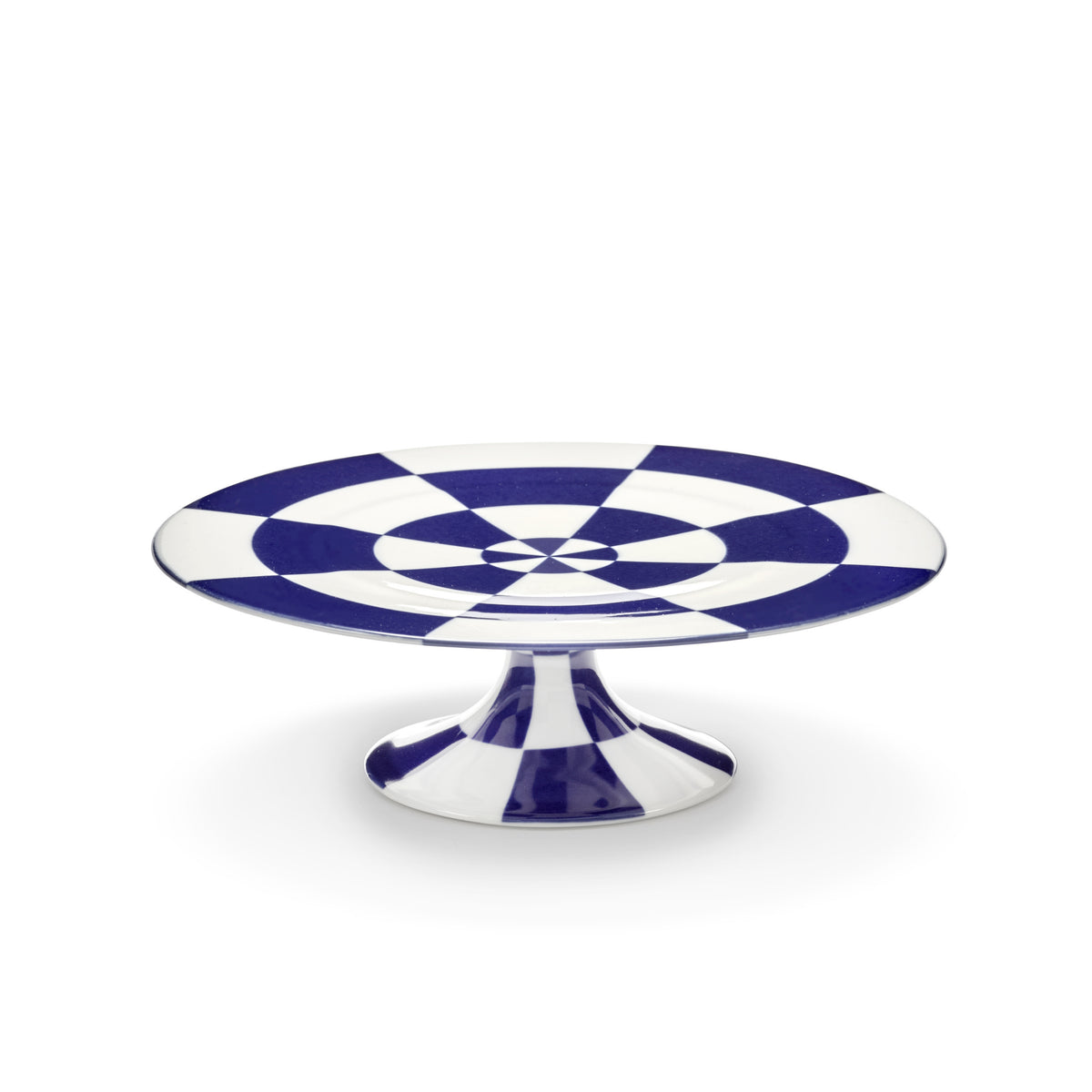 De Serax Wouters & Hendrix Fête Des Bêtes Taartschaal Blauw Wit is een porseleinen taartstandaard met een blauw-wit geblokt ontwerp en brede sokkel, die een elegante manier biedt om uw taarten uit te stallen.
