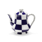 De Serax Wouters & Hendrix Fête Des Bêtes Theepot Blauw Wit heeft een rond kralenhandvat, opvallend blauw-wit dambordpatroon en bijpassende deksel - ideaal voor liefhebbers van uniek porseleindesign.