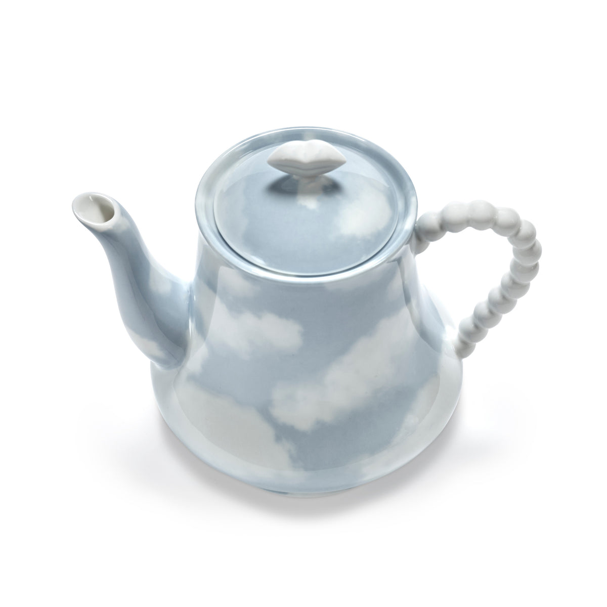 De Serax Wouters & Hendrix Fête Des Bêtes Theepot Lichtblauw heeft een blauw-wit wolkenpatroon, ronde deksel, kralenhandvat en gladde tuit, afgebeeld op een witte achtergrond.