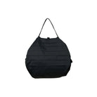 De Shupatto Opvouwbare Boodschappentas Jet Zwart M van Shupatto is een slanke, opvouwbare zwarte tas met geometrische richels en een enkele schouderband - een elegante herbruikbare tas die perfect is voor dagelijks gebruik.