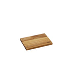De Tareq Taylor Tarragon Snijplank Acacia A5 21/15 is een kleine rechthoekige acacia snijplank met natuurlijke nerfpatronen en een gegraveerd hoekdetail, afgebeeld op een witte achtergrond.