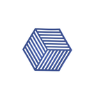 De Zone Denmark Hexagon Trivet Indigo van Zone Denmark heeft een blauw zeshoekig ontwerp met diagonale en horizontale lijnen voor een 3D-kubuseffect, gecentreerd op wit - perfect als siliconen onderzetter.