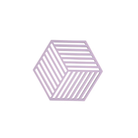 De Zone Denmark Hexagon Trivet Lupine van Zone Denmark is een lichtpaarse siliconen onderzetter met open frame en parallelle latten in een zeshoekige vorm, gecentreerd op een witte achtergrond - een stijlvol Deens keukenaccessoire.
