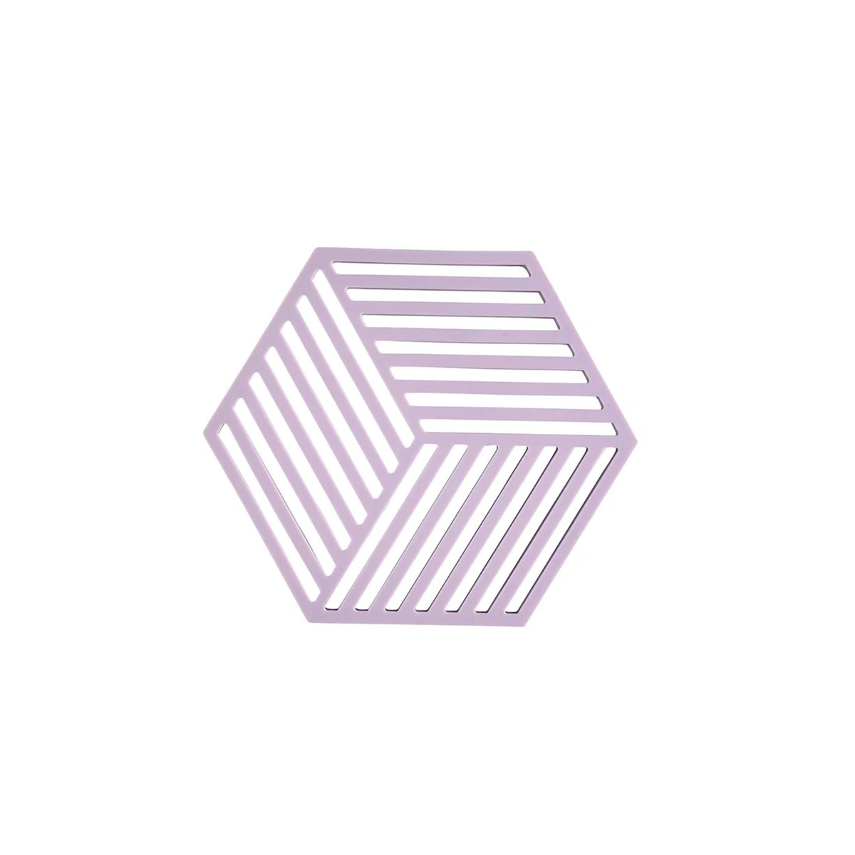 De Zone Denmark Hexagon Trivet Lupine van Zone Denmark is een lichtpaarse siliconen onderzetter met open frame en parallelle latten in een zeshoekige vorm, gecentreerd op een witte achtergrond - een stijlvol Deens keukenaccessoire.