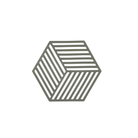 De Zone Denmark Hexagon Trivet Olijfgroen van Zone Denmark heeft een geometrisch zeshoekig ontwerp met parallelle lijnen die een 3D kubusachtige illusie vormen, waardoor het een stijlvolle siliconen onderzetter is tegen elke effen witte achtergrond.