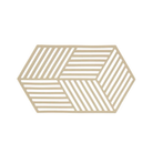 Het Zone Denmark Hexagon Trivet XL Warm Zand heeft een beige geometrisch ontwerp met diagonale open latten. Deze moderne siliconen onderzetter voegt een functionele, minimalistische stijl toe aan elke tafelsetting.